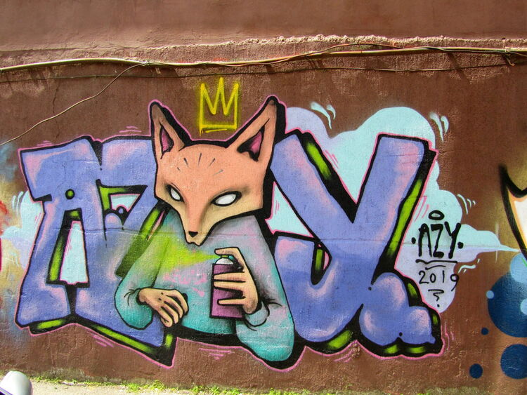 © Azy