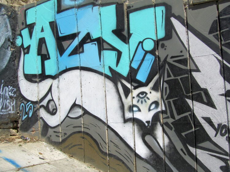 © Azy
